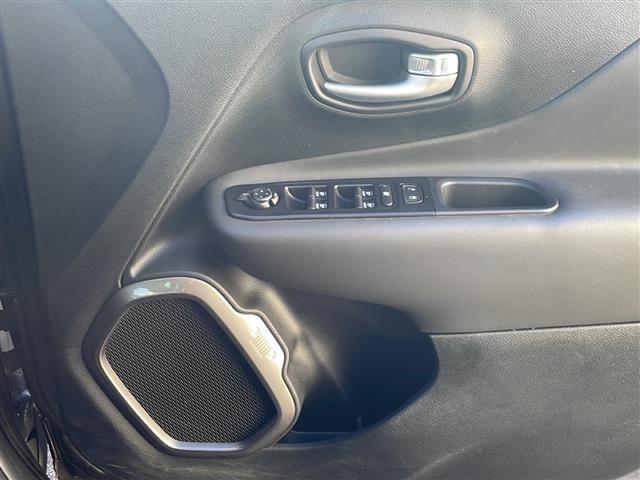 ジープ・レネゲード リミテッド 純正ナビ 地デジTV 前車追従クルーズコントロール クラッシュミティゲーション レザーシート 純正16インチAW LEDヘッドライト スマートキー スペアキー 保証書 取説 ワンオーナー(16枚目)