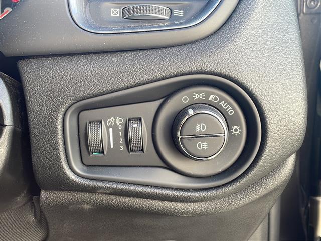 ジープ・レネゲード リミテッド 純正ナビ 地デジTV 前車追従クルーズコントロール クラッシュミティゲーション レザーシート 純正16インチAW LEDヘッドライト スマートキー スペアキー 保証書 取説 ワンオーナー(17枚目)