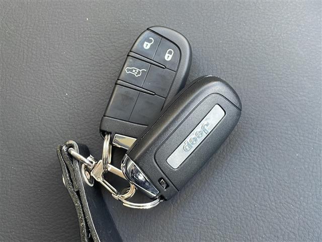 ジープ・レネゲード リミテッド 純正ナビ 地デジTV 前車追従クルーズコントロール クラッシュミティゲーション レザーシート 純正16インチAW LEDヘッドライト スマートキー スペアキー 保証書 取説 ワンオーナー(19枚目)