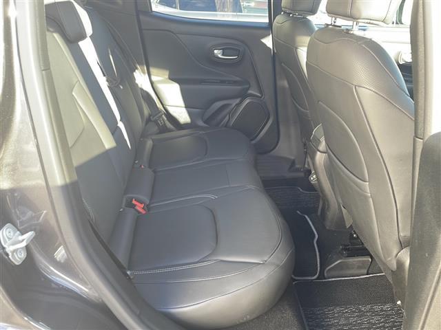 ジープ・レネゲード リミテッド 純正ナビ 地デジTV 前車追従クルーズコントロール クラッシュミティゲーション レザーシート 純正16インチAW LEDヘッドライト スマートキー スペアキー 保証書 取説 ワンオーナー(25枚目)