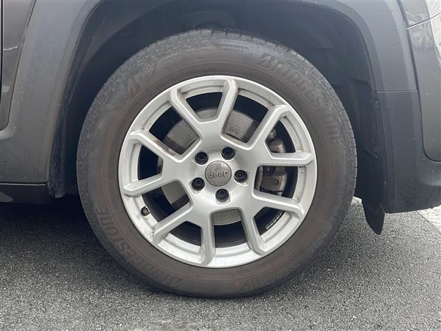 ジープ・レネゲード リミテッド 純正ナビ 地デジTV 前車追従クルーズコントロール クラッシュミティゲーション レザーシート 純正16インチAW LEDヘッドライト スマートキー スペアキー 保証書 取説 ワンオーナー(38枚目)