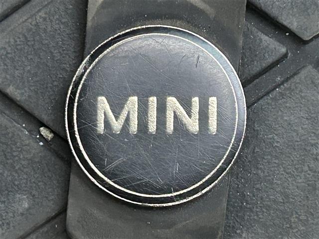 ＭＩＮＩ クーパーＳ　純正ＨＤＤナビ　Ｂｌｕｅｔｏｏｔｈ接続　ＵＳＢ入力端子　ＡＵＸ　シートカバー　アイドリングストップ　横滑り防止装置　純正ゴムマット　ＬＥＤヘッドライト　スマートキー　純正アルミホイール　ＭＴモードＡＴ（22枚目）
