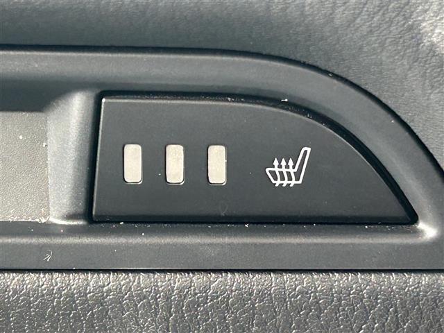 【シートヒーター】シートを温めてくれる暖房機器です。長時間座っていると負担が掛かりやすい背中や腰、または冬場などの寒い日に冷えやすい脚部に快適なぬくもりを伝えます。