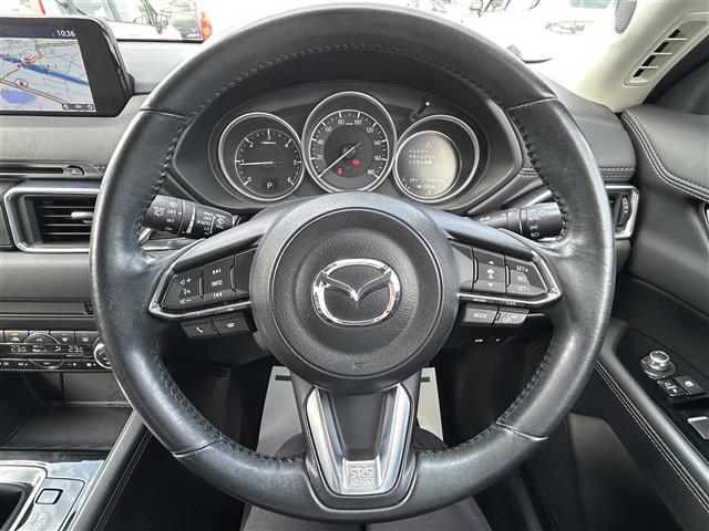 【ステアリング】軽い力で扱いやすいハンドルです。目立つ傷やスレなどなく綺麗な状態です！除菌プラス入れていただくとさらに快適に清潔なお車はお子様にも安心ですね！