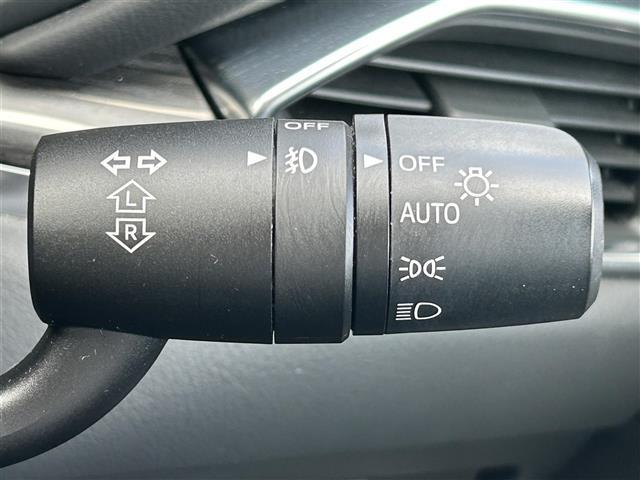 【オートライト（ＡＵＴＯ）】外の明るさをシステムが感知して、自動でヘッドライトが点灯します。ヘッドライトをつけ忘れを防ぐ便利機能です。