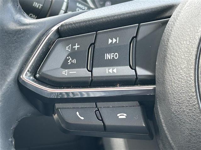 【ステアリングスイッチ】手元のボタンから、オーディオやナビなどの操作ができるので、よそ見をせずに安全に運転に集中できます。