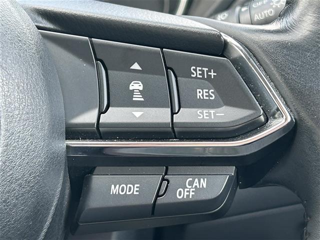 【マツダ・レーダー・クルーズ・コントロール（ＭＲＣＣ）】先行車との速度差や車間距離を認識し、設定した車速内で車間距離を自動で調整・維持することで、高速道路などでドライバーの負担を軽減します。