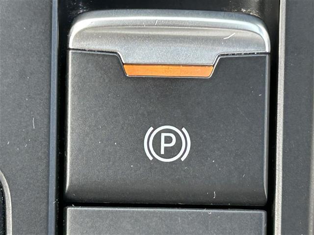 【電動パーキングブレーキ】パーキングブレーキを指先だけで操作可能です。力の弱い人にも安心してブレーキをかけていただけます。