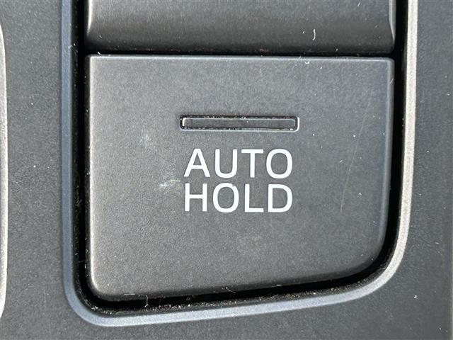 【ブレーキホールド（ＡＵＴＯ　ＨＯＬＤ）】システムがＯＮのとき、信号待ちなどの停止中に、ブレーキペダルから足を離してもブレーキがかかったまま保持されます！