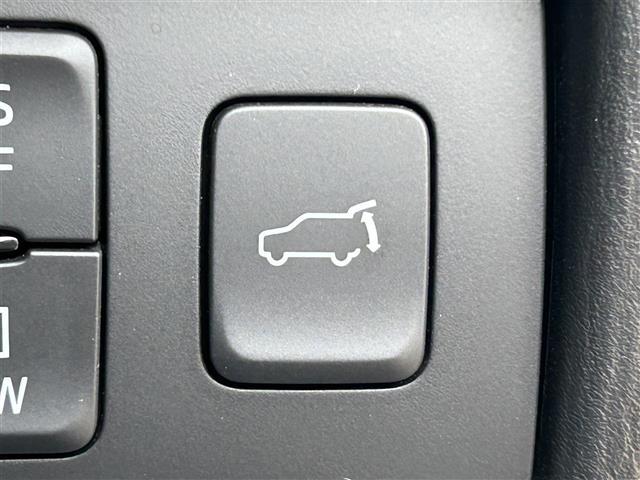 【パワーリアゲート】荷物を抱えた状態でもリアゲートの開閉が可能です。お買い物時やアウトドアの際に役立ちますね。