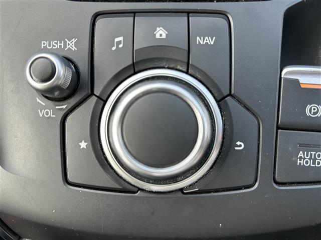 【コマンダースイッチ】ナビやオーディオを手元で操作することができます！画面を見なくても操作できるので、視線が逸れず運転に集中できます。