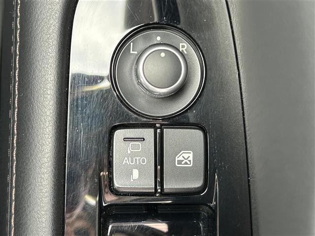 【電動格納ミラー】運転席のスイッチで、ドアミラーの開閉や角度の調整ができます。