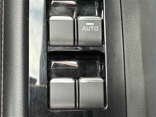 【パワーウインドウ】運転席のスイッチで、各席の窓ガラスの開閉ができます。あると便利ですよね。