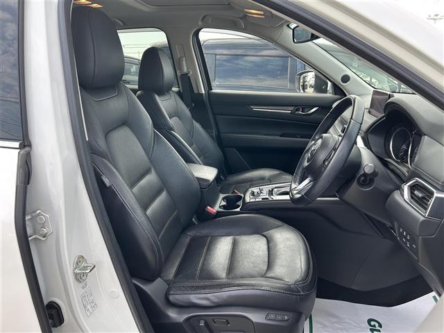 【運転席】座り心地が良いシートなので長時間の運転でも快適にお過ごしいただけます。新品のフロアマットのご注文も可能です。掲載箇所以外にご希望の写真がございましたらお気軽にお問い合わせ下さい。