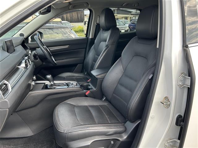 【助手席】きれいな助手席なので家族や友だちに乗ってもらっても安心です。