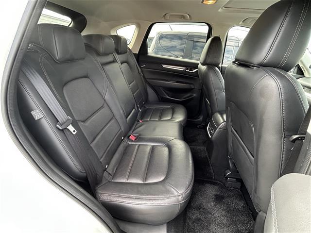 【後部座席】大人が座っても余裕のある広さです！！頭上や足元のスペースも広く取ってあります。