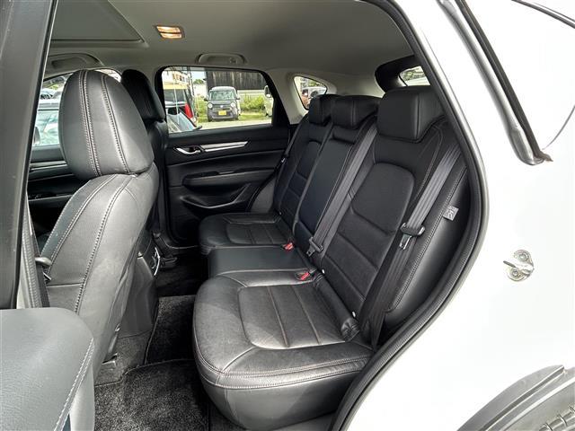 【後部座席】大人が座っても余裕のある広さです！！頭上や足元のスペースも広く取ってあります。