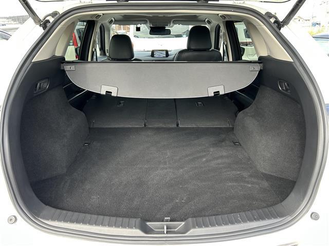 【ラゲッジスペース】リアシートを倒せばこの大容量！！ダンボールなどの大きい荷物も釣り具などの長尺物まで様々載せられそうです！！