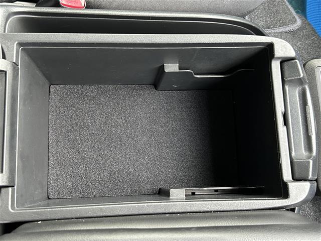 ハイエースバン ロングスーパーＧＬ　社外ナビ　Ｂｌｕｅｔｏｏｔｈ　フルセグＴＶ　バックカメラ　ＣＤ／ＤＶＤ　ステアリングリモコン　フォグランプ　ビルトインＥＴＣ　両側スライドドア　コーナーセンサー　オートライト　ＵＳＢ入力端子（26枚目）