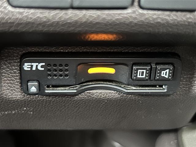 フリードハイブリッド ハイブリッド・Ｇホンダセンシング　ナビ　Ｂｌｕｅｔｏｏｔｈ　フルセグ　ＦＭ／ＡＭ　ＣＤ／ＤＶＤ　リアモニター　両側パワースライド　純正フロアマット　プッシュスタート　衝突軽減ブレーキ　スマートキー　オートライト　ＬＥＤヘッドライト（5枚目）