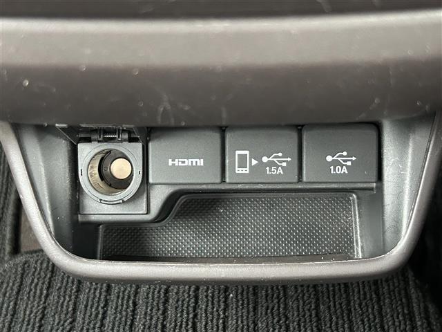 フリードハイブリッド ハイブリッド・Ｇホンダセンシング　ナビ　Ｂｌｕｅｔｏｏｔｈ　フルセグ　ＦＭ／ＡＭ　ＣＤ／ＤＶＤ　リアモニター　両側パワースライド　純正フロアマット　プッシュスタート　衝突軽減ブレーキ　スマートキー　オートライト　ＬＥＤヘッドライト（7枚目）