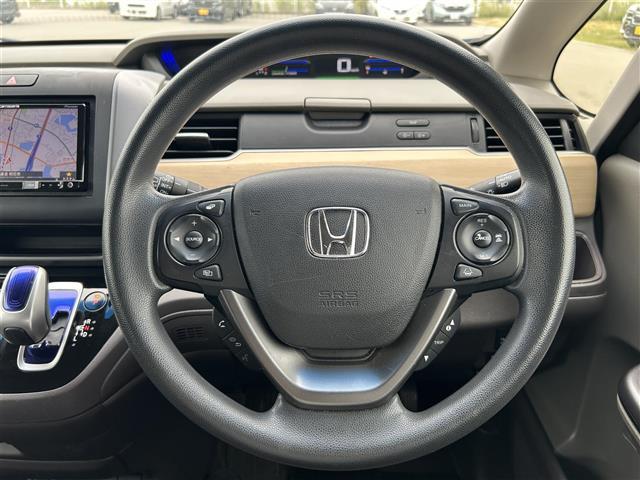 フリードハイブリッド ハイブリッド・Ｇホンダセンシング　ナビ　Ｂｌｕｅｔｏｏｔｈ　フルセグ　ＦＭ／ＡＭ　ＣＤ／ＤＶＤ　リアモニター　両側パワースライド　純正フロアマット　プッシュスタート　衝突軽減ブレーキ　スマートキー　オートライト　ＬＥＤヘッドライト（8枚目）