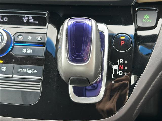 フリードハイブリッド ハイブリッド・Ｇホンダセンシング　ナビ　Ｂｌｕｅｔｏｏｔｈ　フルセグ　ＦＭ／ＡＭ　ＣＤ／ＤＶＤ　リアモニター　両側パワースライド　純正フロアマット　プッシュスタート　衝突軽減ブレーキ　スマートキー　オートライト　ＬＥＤヘッドライト（15枚目）