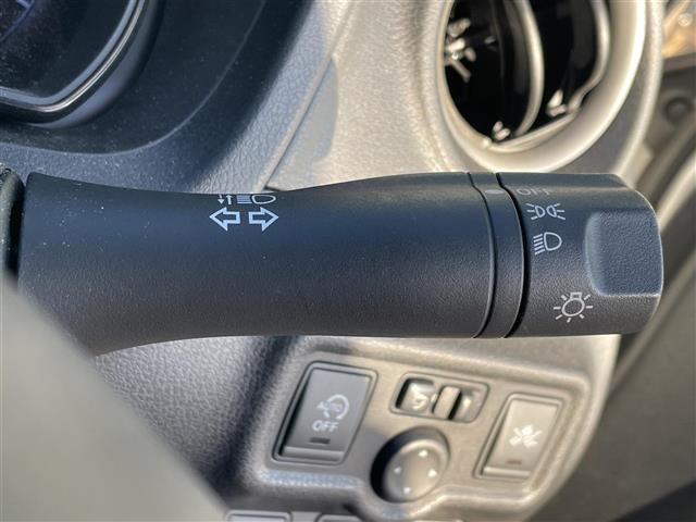 ノート X Vセレクション+セーフティ 純正オーディオ CD/DVD AUX ETC 全方位カメラ スマージェンシーブレーキ 純正フロアマット 純正バイザー ヘッドライトべライザー スマートキー レーンキープアシスト 横滑り防止装置(6枚目)