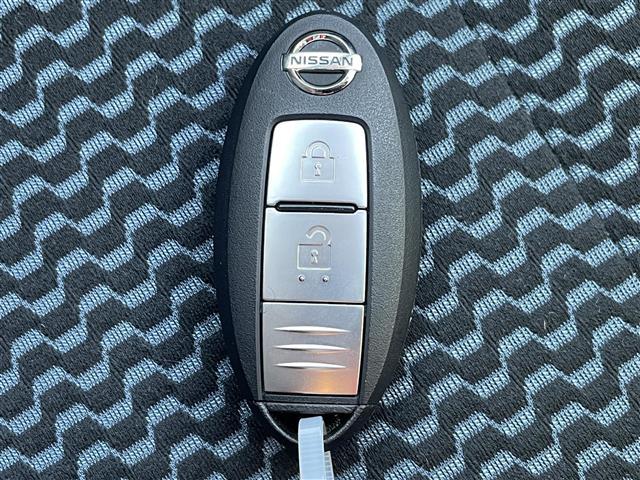 ノート X Vセレクション+セーフティ 純正オーディオ CD/DVD AUX ETC 全方位カメラ スマージェンシーブレーキ 純正フロアマット 純正バイザー ヘッドライトべライザー スマートキー レーンキープアシスト 横滑り防止装置(8枚目)