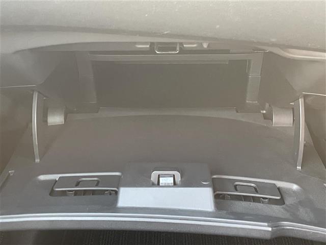 ノート X Vセレクション+セーフティ 純正オーディオ CD/DVD AUX ETC 全方位カメラ スマージェンシーブレーキ 純正フロアマット 純正バイザー ヘッドライトべライザー スマートキー レーンキープアシスト 横滑り防止装置(21枚目)