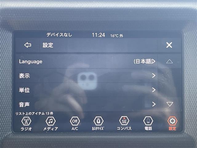 ジープ・ラングラーアンリミテッド スポーツ　純正ナビ　Ｂｌｕｅｔｏｏｔｈ接続　ＥＴＣ　バック・サイドカメラ　クルーズコントロール　オートライト　コーナーセンサー　オープン　ＡＵＸ　スマートキー　純正ゴムマット　フォグランプ　背面タイヤ（2枚目）