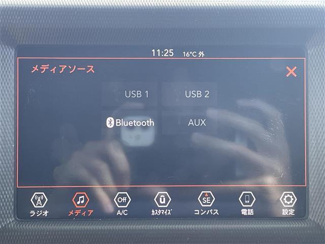 ジープ・ラングラーアンリミテッド スポーツ　純正ナビ　Ｂｌｕｅｔｏｏｔｈ接続　ＥＴＣ　バック・サイドカメラ　クルーズコントロール　オートライト　コーナーセンサー　オープン　ＡＵＸ　スマートキー　純正ゴムマット　フォグランプ　背面タイヤ（4枚目）