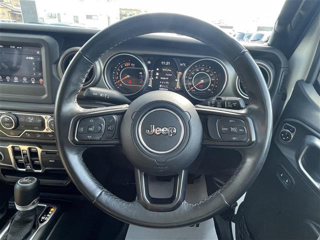 ジープ・ラングラーアンリミテッド スポーツ　純正ナビ　Ｂｌｕｅｔｏｏｔｈ接続　ＥＴＣ　バック・サイドカメラ　クルーズコントロール　オートライト　コーナーセンサー　オープン　ＡＵＸ　スマートキー　純正ゴムマット　フォグランプ　背面タイヤ（6枚目）