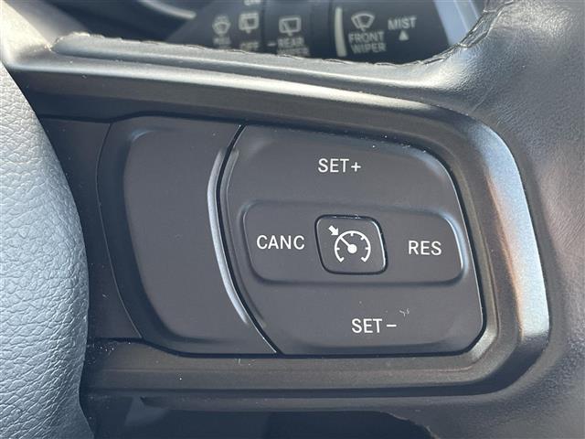 ジープ・ラングラーアンリミテッド スポーツ　純正ナビ　Ｂｌｕｅｔｏｏｔｈ接続　ＥＴＣ　バック・サイドカメラ　クルーズコントロール　オートライト　コーナーセンサー　オープン　ＡＵＸ　スマートキー　純正ゴムマット　フォグランプ　背面タイヤ（8枚目）