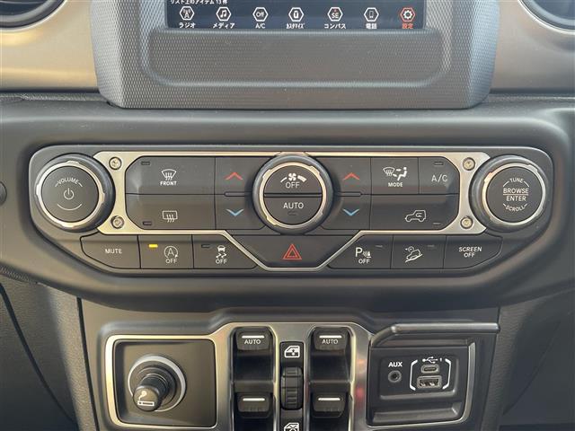 ジープ・ラングラーアンリミテッド スポーツ　純正ナビ　Ｂｌｕｅｔｏｏｔｈ接続　ＥＴＣ　バック・サイドカメラ　クルーズコントロール　オートライト　コーナーセンサー　オープン　ＡＵＸ　スマートキー　純正ゴムマット　フォグランプ　背面タイヤ（11枚目）