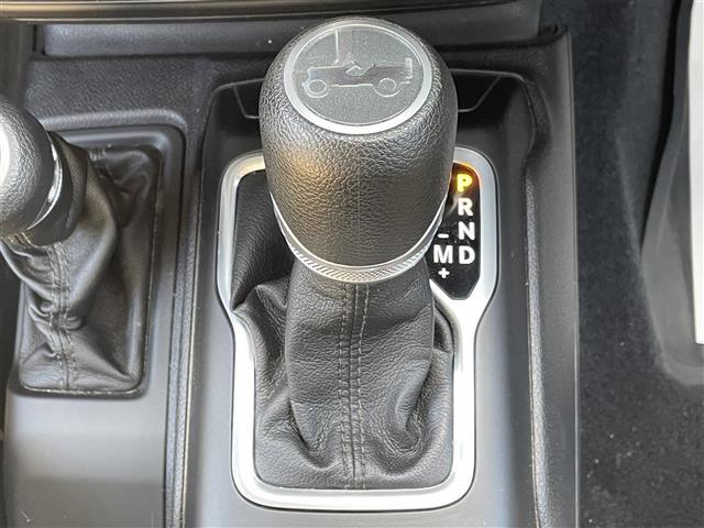 ジープ・ラングラーアンリミテッド スポーツ　純正ナビ　Ｂｌｕｅｔｏｏｔｈ接続　ＥＴＣ　バック・サイドカメラ　クルーズコントロール　オートライト　コーナーセンサー　オープン　ＡＵＸ　スマートキー　純正ゴムマット　フォグランプ　背面タイヤ（12枚目）