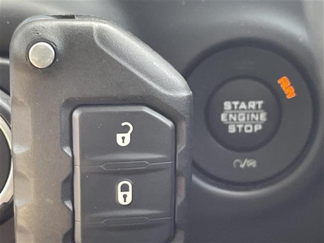 ジープ・ラングラーアンリミテッド スポーツ　純正ナビ　Ｂｌｕｅｔｏｏｔｈ接続　ＥＴＣ　バック・サイドカメラ　クルーズコントロール　オートライト　コーナーセンサー　オープン　ＡＵＸ　スマートキー　純正ゴムマット　フォグランプ　背面タイヤ（14枚目）