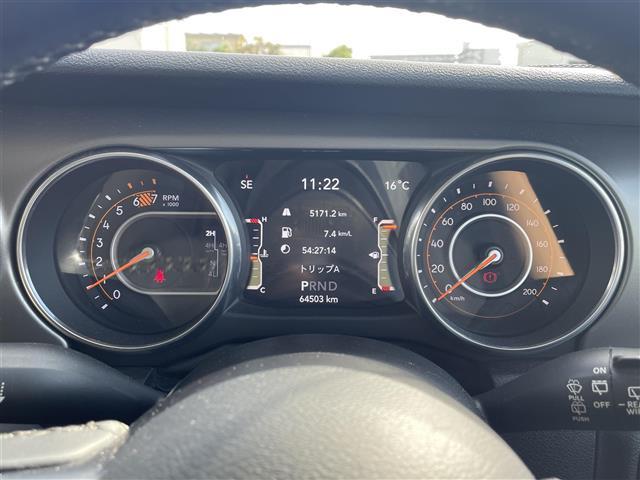 ジープ・ラングラーアンリミテッド スポーツ　純正ナビ　Ｂｌｕｅｔｏｏｔｈ接続　ＥＴＣ　バック・サイドカメラ　クルーズコントロール　オートライト　コーナーセンサー　オープン　ＡＵＸ　スマートキー　純正ゴムマット　フォグランプ　背面タイヤ（15枚目）