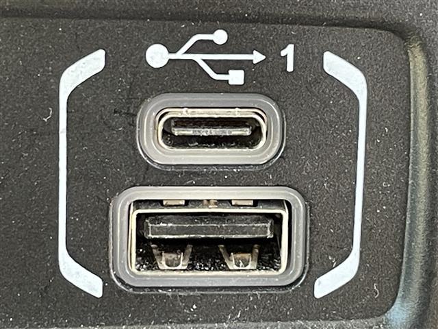 ジープ・ラングラーアンリミテッド スポーツ　純正ナビ　Ｂｌｕｅｔｏｏｔｈ接続　ＥＴＣ　バック・サイドカメラ　クルーズコントロール　オートライト　コーナーセンサー　オープン　ＡＵＸ　スマートキー　純正ゴムマット　フォグランプ　背面タイヤ（22枚目）