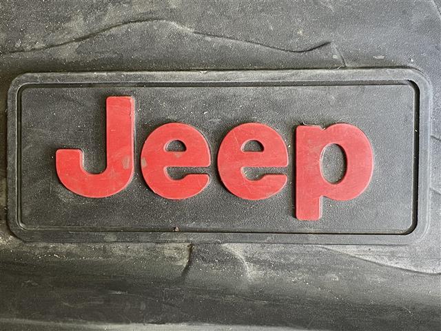 ジープ・ラングラーアンリミテッド スポーツ　純正ナビ　Ｂｌｕｅｔｏｏｔｈ接続　ＥＴＣ　バック・サイドカメラ　クルーズコントロール　オートライト　コーナーセンサー　オープン　ＡＵＸ　スマートキー　純正ゴムマット　フォグランプ　背面タイヤ（25枚目）