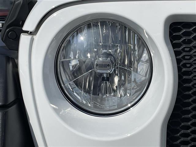 ジープ・ラングラーアンリミテッド スポーツ　純正ナビ　Ｂｌｕｅｔｏｏｔｈ接続　ＥＴＣ　バック・サイドカメラ　クルーズコントロール　オートライト　コーナーセンサー　オープン　ＡＵＸ　スマートキー　純正ゴムマット　フォグランプ　背面タイヤ（26枚目）