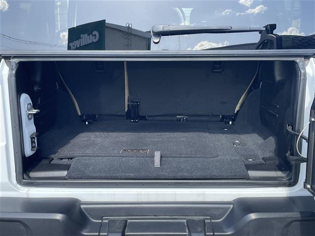 ジープ・ラングラーアンリミテッド スポーツ　純正ナビ　Ｂｌｕｅｔｏｏｔｈ接続　ＥＴＣ　バック・サイドカメラ　クルーズコントロール　オートライト　コーナーセンサー　オープン　ＡＵＸ　スマートキー　純正ゴムマット　フォグランプ　背面タイヤ（32枚目）