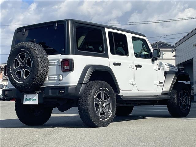 ジープ・ラングラーアンリミテッド スポーツ　純正ナビ　Ｂｌｕｅｔｏｏｔｈ接続　ＥＴＣ　バック・サイドカメラ　クルーズコントロール　オートライト　コーナーセンサー　オープン　ＡＵＸ　スマートキー　純正ゴムマット　フォグランプ　背面タイヤ（34枚目）