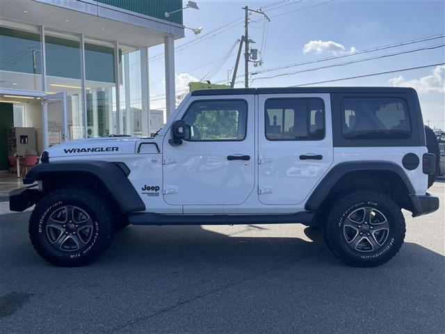 ジープ・ラングラーアンリミテッド スポーツ　純正ナビ　Ｂｌｕｅｔｏｏｔｈ接続　ＥＴＣ　バック・サイドカメラ　クルーズコントロール　オートライト　コーナーセンサー　オープン　ＡＵＸ　スマートキー　純正ゴムマット　フォグランプ　背面タイヤ（38枚目）