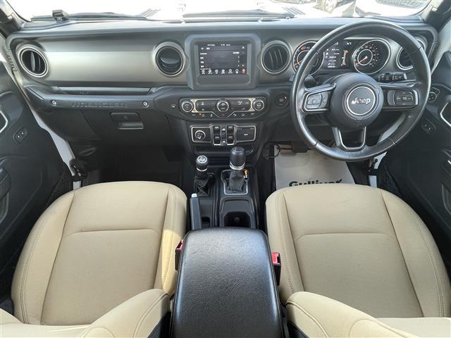 ジープ・ラングラーアンリミテッド スポーツ　純正ナビ　Ｂｌｕｅｔｏｏｔｈ接続　ＥＴＣ　バック・サイドカメラ　クルーズコントロール　オートライト　コーナーセンサー　オープン　ＡＵＸ　スマートキー　純正ゴムマット　フォグランプ　背面タイヤ（42枚目）