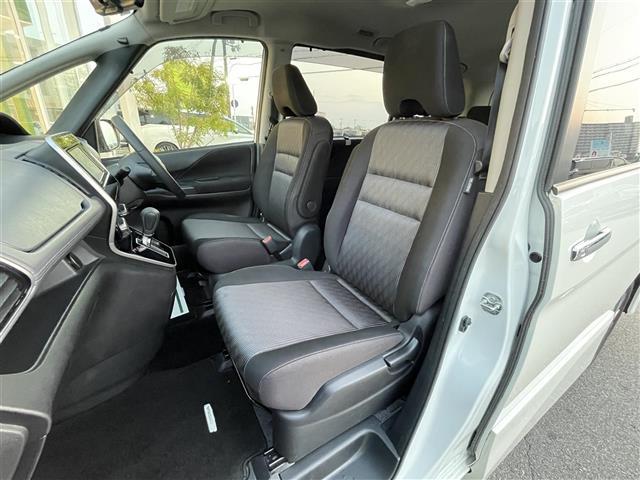 セレナ ハイウェイスター　Ｖ　社外７インチナビ　フルセグ　Ｂｌｕｅｔｏｏｔｈ接続　フリップダウンモニター（ＡＬＰＩＮＥ）　両側パワスラ　プロパイロット　アラウンドビュー　デジタルインナーミラー　ＥＴＣ　追従クルコン　ドアバイザー（27枚目）