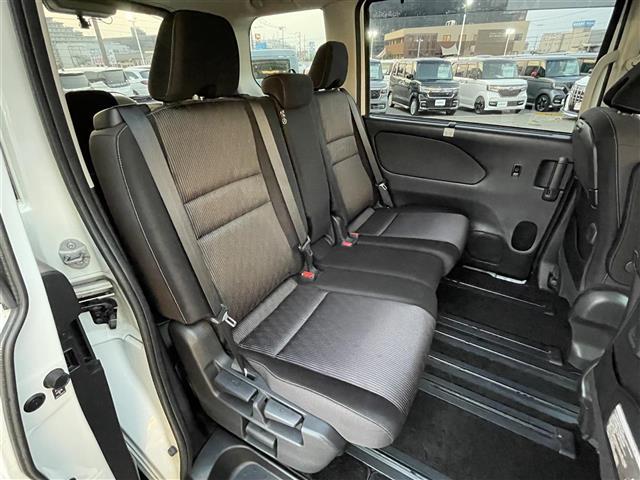 セレナ ハイウェイスター　Ｖ　社外７インチナビ　フルセグ　Ｂｌｕｅｔｏｏｔｈ接続　フリップダウンモニター（ＡＬＰＩＮＥ）　両側パワスラ　プロパイロット　アラウンドビュー　デジタルインナーミラー　ＥＴＣ　追従クルコン　ドアバイザー（28枚目）