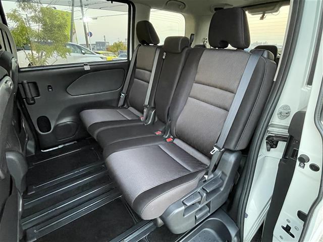 セレナ ハイウェイスター　Ｖ　社外７インチナビ　フルセグ　Ｂｌｕｅｔｏｏｔｈ接続　フリップダウンモニター（ＡＬＰＩＮＥ）　両側パワスラ　プロパイロット　アラウンドビュー　デジタルインナーミラー　ＥＴＣ　追従クルコン　ドアバイザー（29枚目）