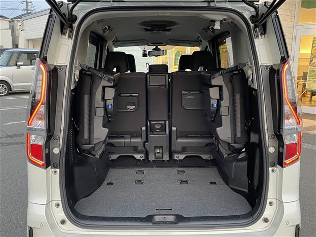 セレナ ハイウェイスター　Ｖ　社外７インチナビ　フルセグ　Ｂｌｕｅｔｏｏｔｈ接続　フリップダウンモニター（ＡＬＰＩＮＥ）　両側パワスラ　プロパイロット　アラウンドビュー　デジタルインナーミラー　ＥＴＣ　追従クルコン　ドアバイザー（32枚目）