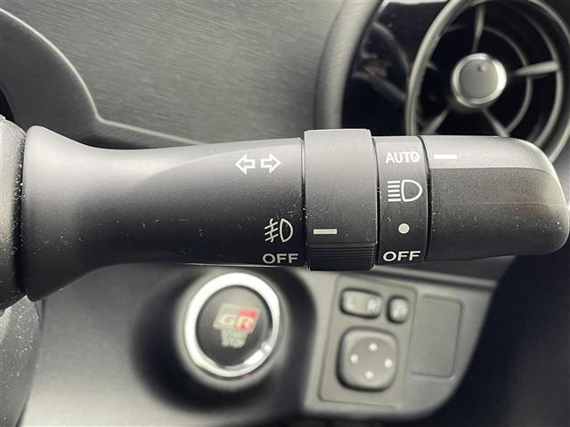 アクア Ｇ　ＧＲスポーツ　純正９インチナビ　Ｂｌｕｅｔｏｏｔｈ接続　フルセグ　バックカメラ　ＥＴＣ　シートヒーター　ハーフレザーシート　ＬＥＤヘッドライト　オートハイビーム　衝突軽減ブレーキ　純正フロアマット　スマートキー（8枚目）